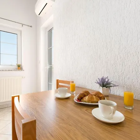 Lucija Daire Pjescana Uvala